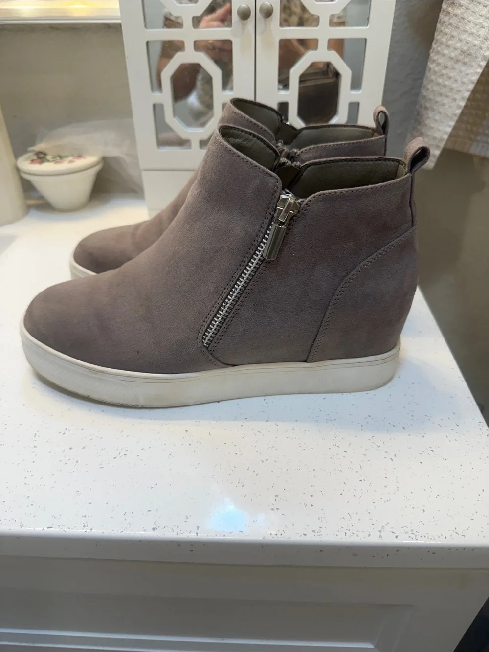 JustFab Women’s Hidden Wedge Sneaker Booties Gray Faux Suede Side Zip Size8